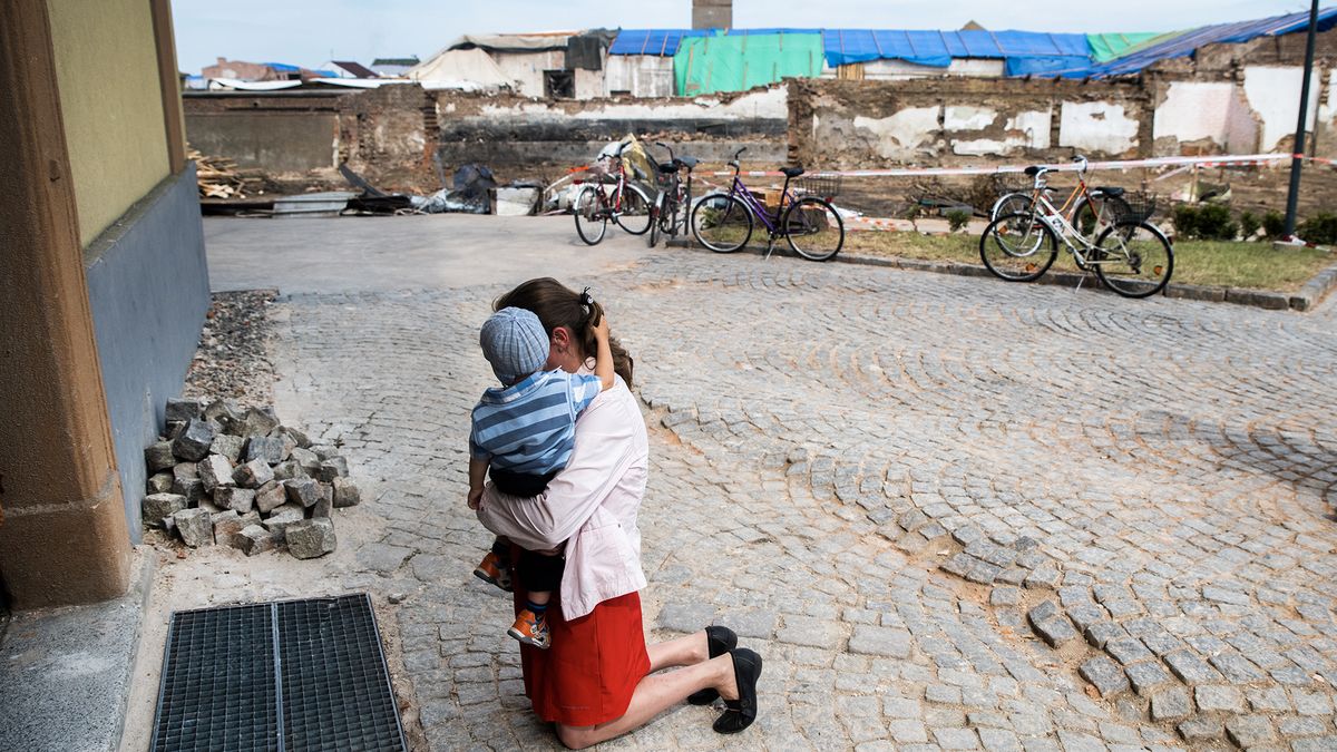 Foto: Neděle v obci, která po tornádu stále vypadá jako po válce